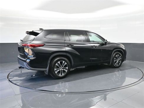 Used 2022 Toyota Highlander XLE image 15