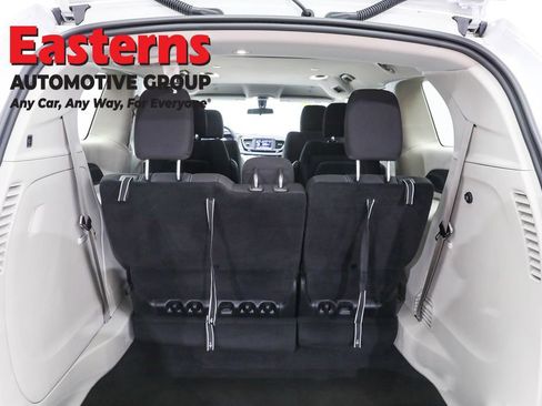 Used 2022 Chrysler Voyager LX image 9