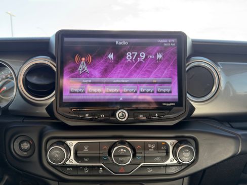 Used 2018 Jeep Wrangler Unlimited Sahara w/ Uconnect 4C Nav & Sound Group AWD/4WD image 12