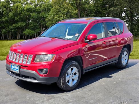 Used 2017 Jeep Compass Latitude FWD image 3