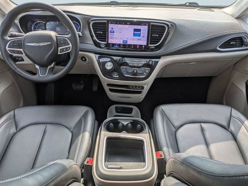 Used 2024 Chrysler Pacifica Limited FWD image 17