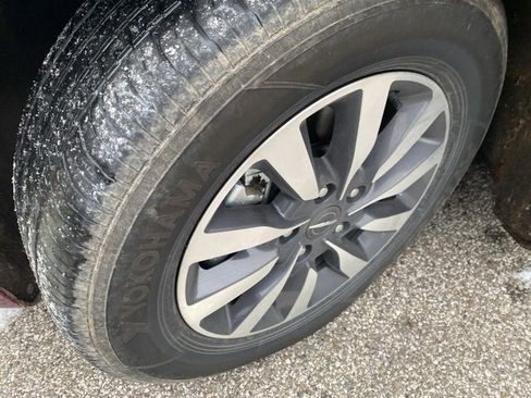 Used 2023 Chrysler Pacifica Touring-L image 3