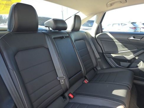 Used 2022 Volkswagen Jetta SE image 8