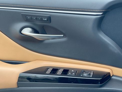 Used 2024 Lexus ES 300h w/ Premium Package FWD image 8