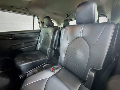 Used 2022 Toyota Highlander XLE image 29