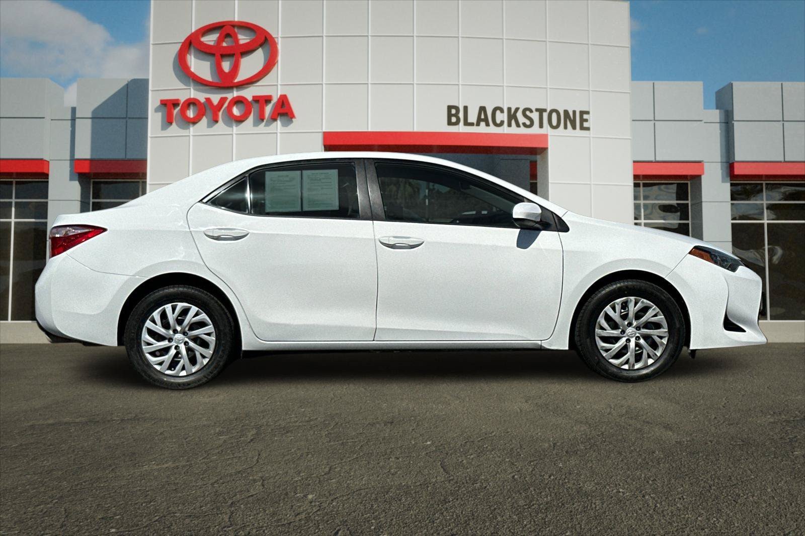 Used 2018 Toyota Corolla LE FWD image 2