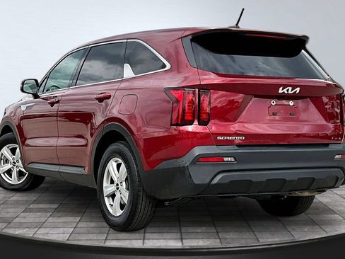 Used 2023 Kia Sorento LX FWD image 4