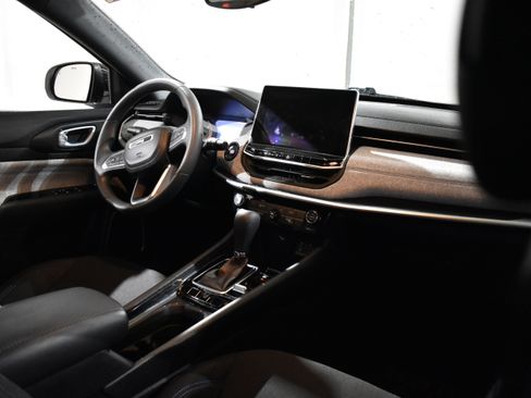 Used 2024 Jeep Compass Sport image 28