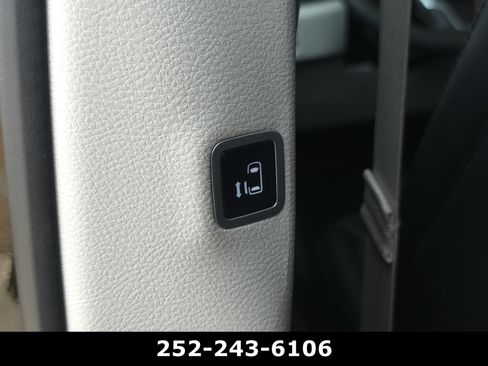 Used 2024 Chrysler Pacifica Touring-L FWD image 30