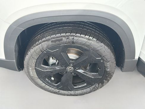 New 2026 Volkswagen Taos SEL image 27