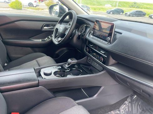 Used 2025 Nissan Rogue SV AWD/4WD image 9
