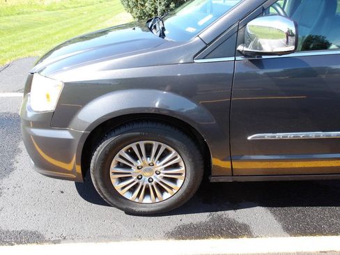 Used 2016 Chrysler Town & Country Touring-L w/ Driver Convenience Group FWD image 34