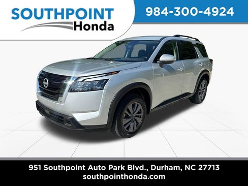 Used 2025 Nissan Pathfinder SV FWD image 3