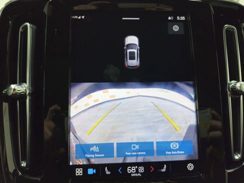 Used 2024 Volvo XC40 B5 Core image 4