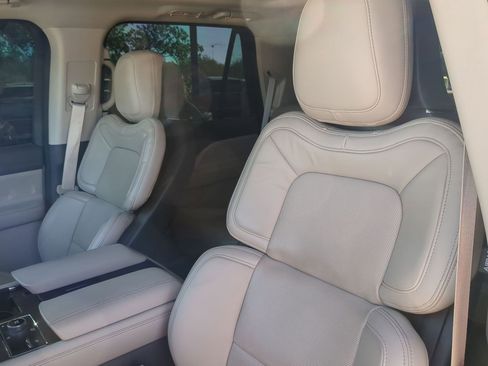 Used 2024 Lincoln Navigator Reserve image 10