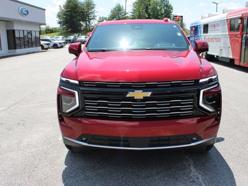 Used 2025 Chevrolet Tahoe High Country AWD/4WD image 3