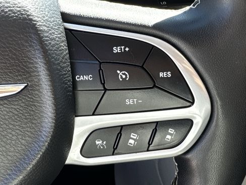 Used 2023 Chrysler Pacifica Limited image 23