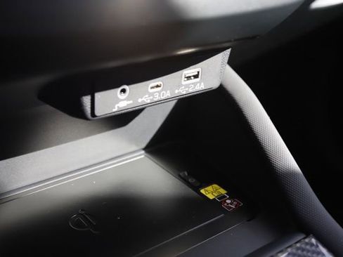 Used 2025 Subaru Forester Premium image 29