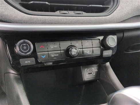 Certified 2025 Jeep Compass Latitude image 22