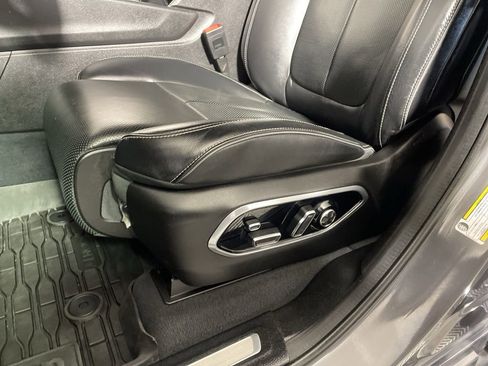 Used 2022 Jeep Grand Cherokee Overland w/ Luxury Tech Group IV AWD/4WD image 11