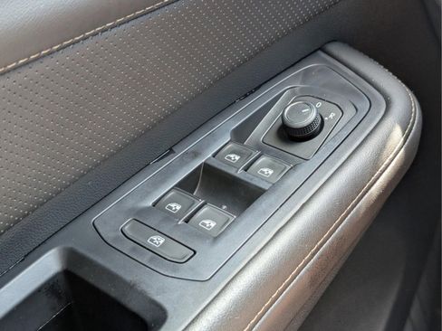 Used 2025 Volkswagen Atlas Cross Sport SE FWD image 21