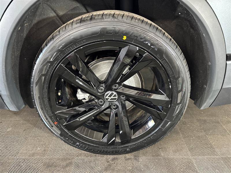 Used 2023 Volkswagen Tiguan SE R-Line FWD image 32