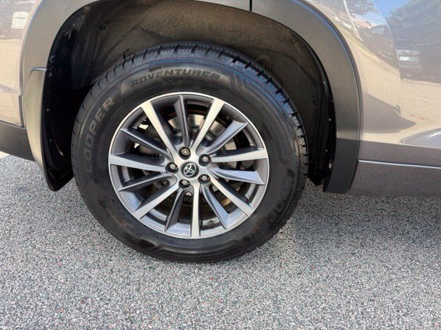 Used 2018 Toyota Highlander XLE AWD/4WD image 12