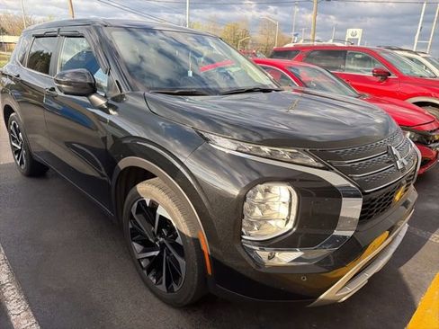 Used 2024 Mitsubishi Outlander SE image 3