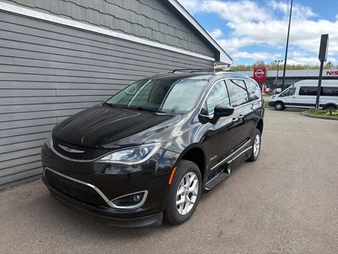 Used 2020 Chrysler Pacifica Touring-L w/ Tire & Wheel Group FWD image 5