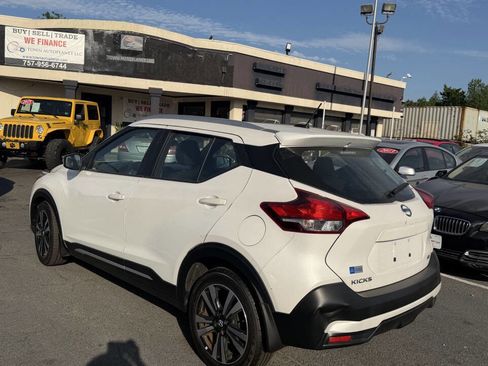 Used 2018 Nissan Kicks SR image 2