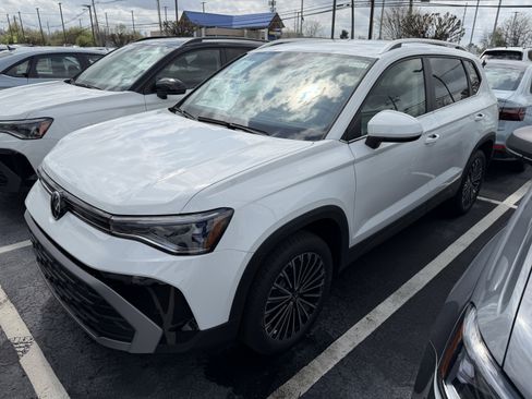 New 2026 Volkswagen Taos SE FWD image 4