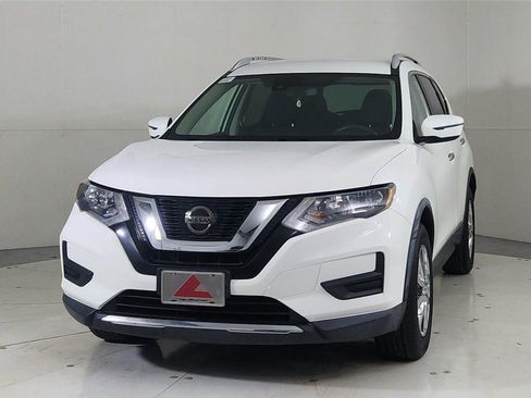 Used 2020 Nissan Rogue SV image 2