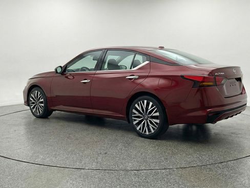 Used 2025 Nissan Altima 2.5 SV image 6