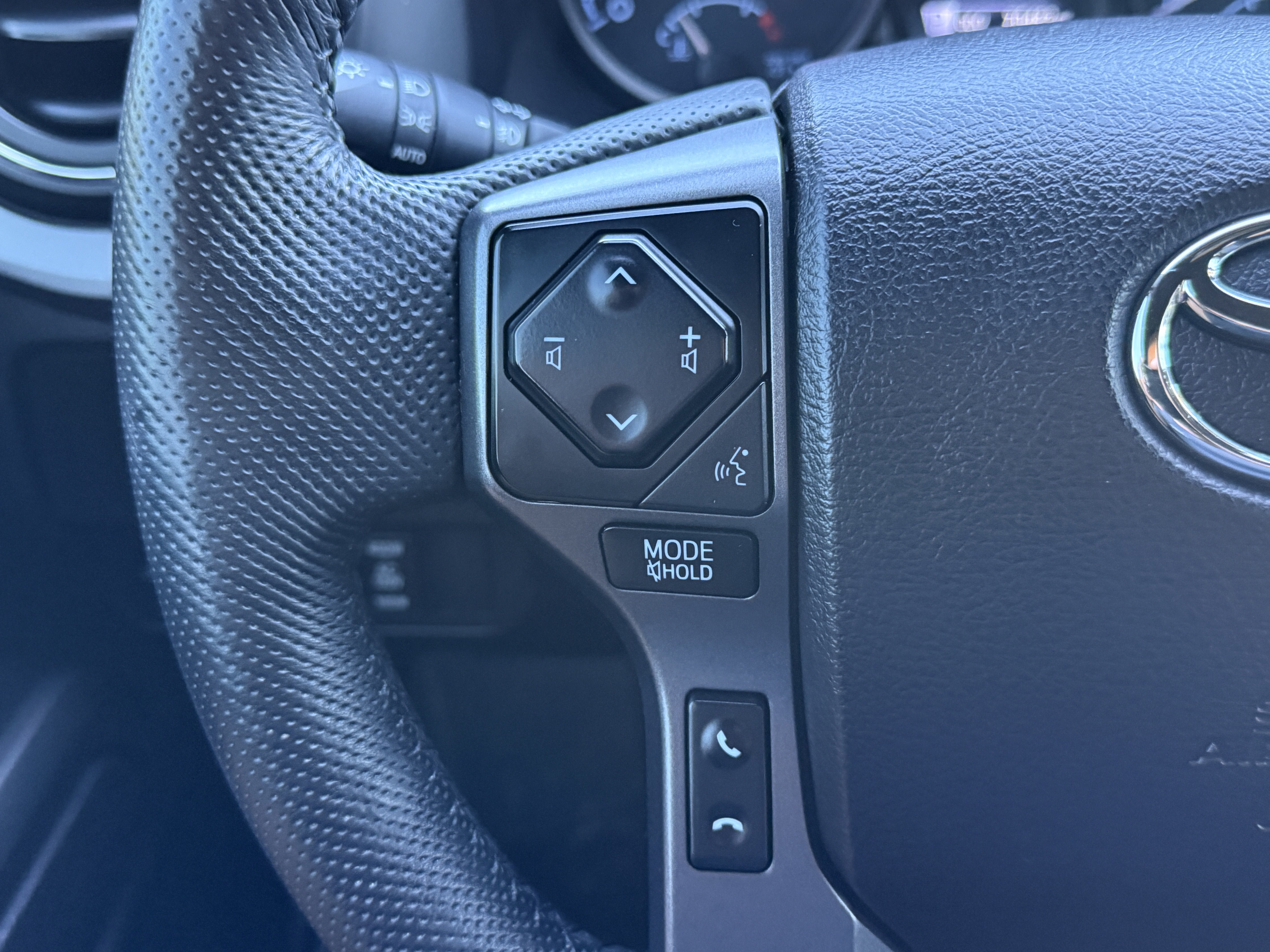 Used 2022 Toyota Tacoma TRD Sport w/ Technology Package AWD/4WD image 24
