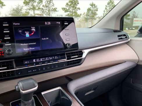 Used 2022 Toyota Sienna XLE image 42