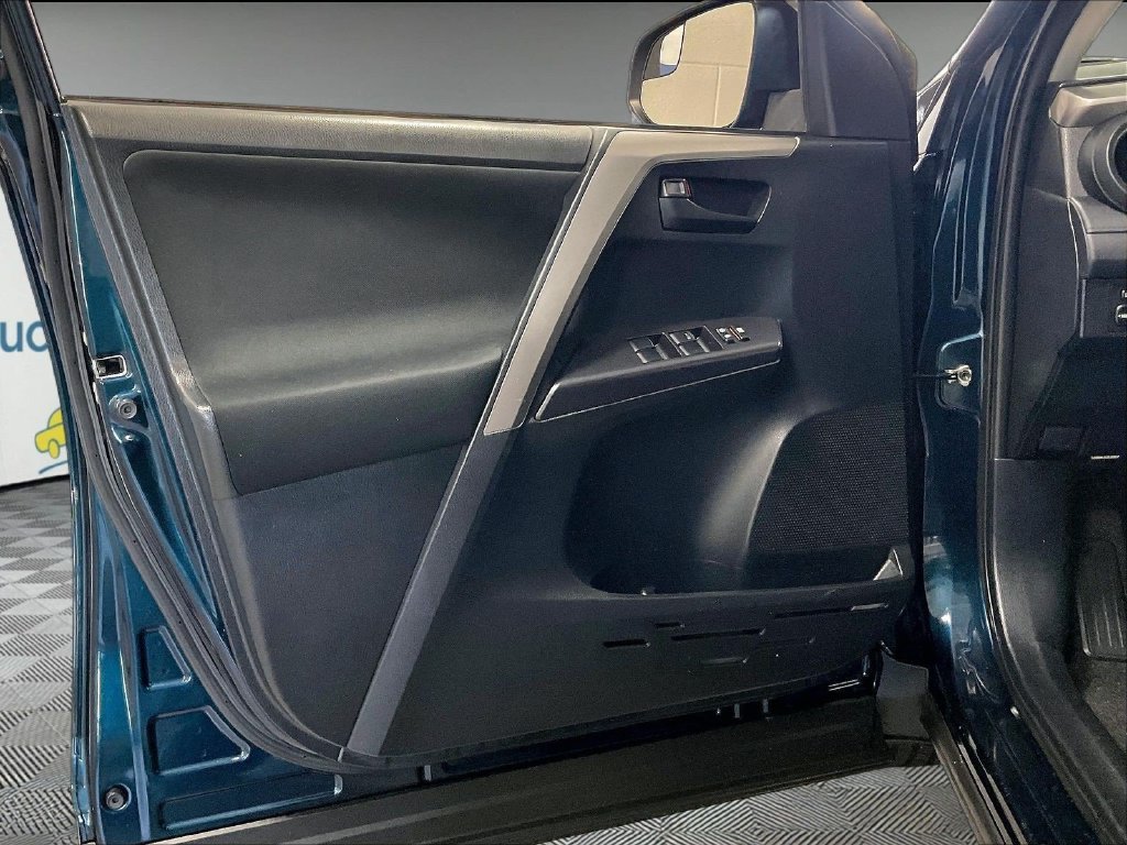 Used 2017 Toyota RAV4 LE AWD/4WD image 9