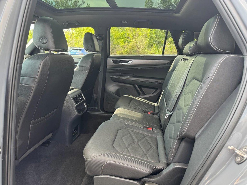Used 2025 Volkswagen Atlas Cross Sport SE FWD image 14