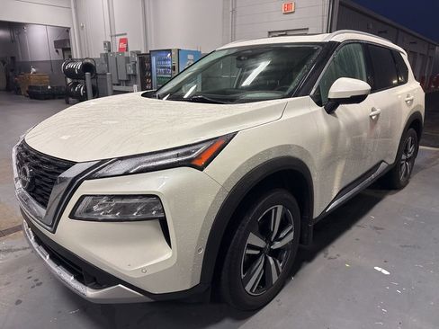 Used 2023 Nissan Rogue Platinum image 3