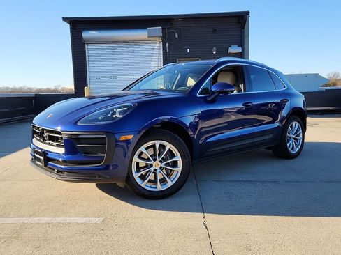 Certified 2025 Porsche Macan image 1