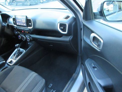 Used 2025 Hyundai Venue SEL FWD image 18