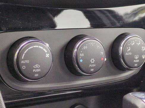 Used 2013 Chrysler 200 Limited image 30