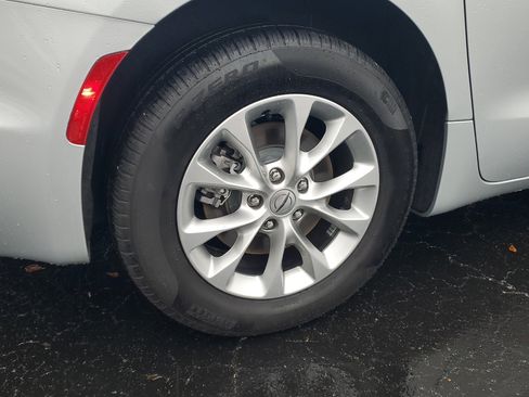 Used 2024 Chrysler Pacifica Touring-L image 7