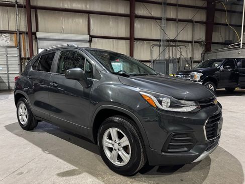 Used 2018 Chevrolet Trax LT w/ LT Convenience Package image 2