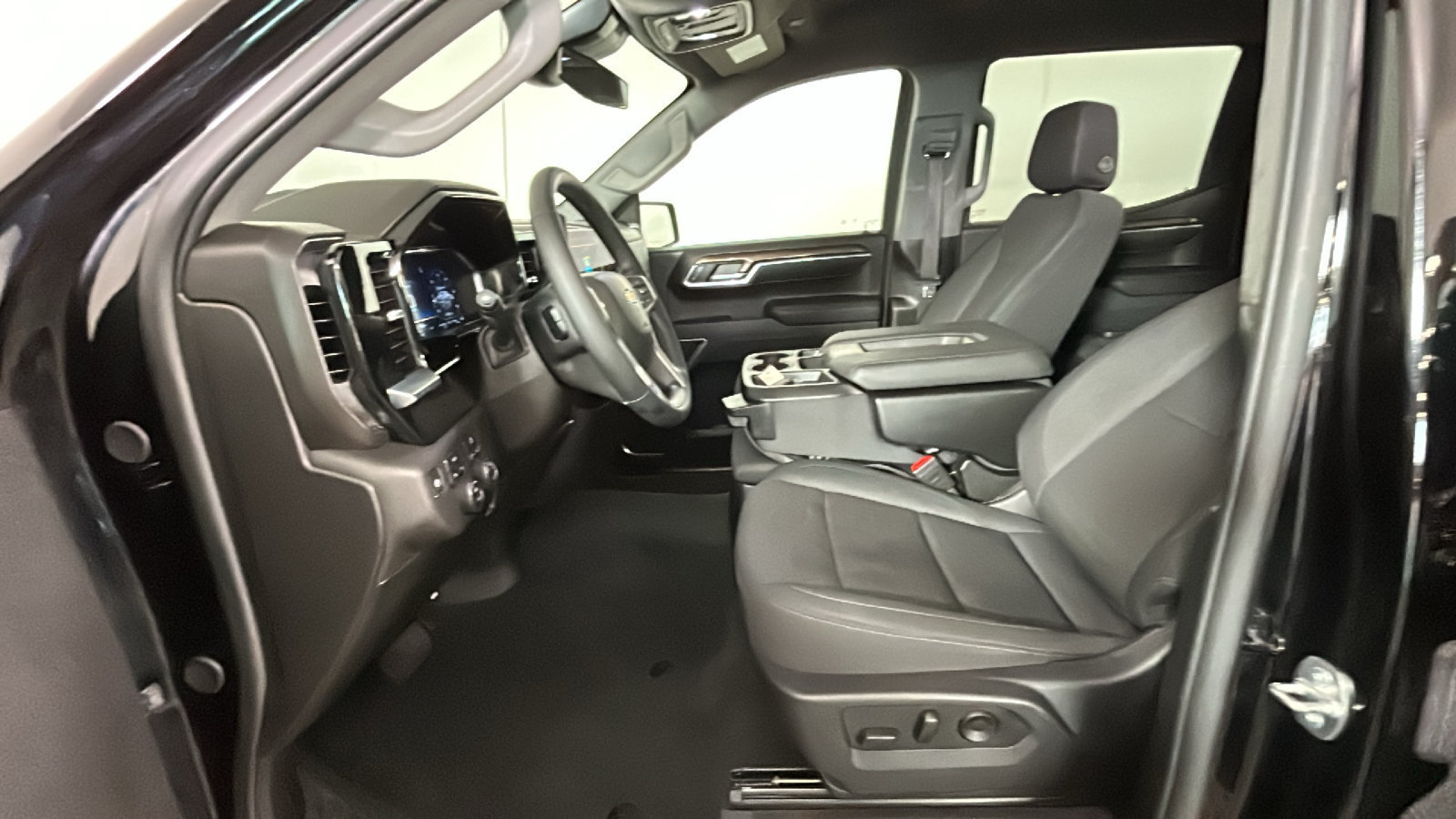 Used 2024 Chevrolet Silverado 1500 LT AWD/4WD image 13