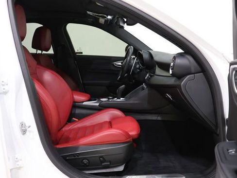 Used 2023 Alfa Romeo Giulia Veloce AWD/4WD image 32