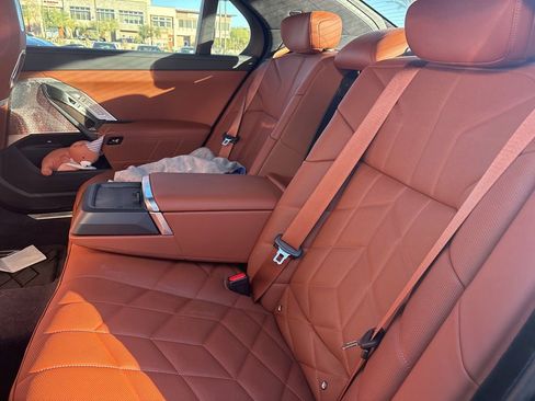 Used 2025 BMW 760i xDrive w/ Executive Package image 8