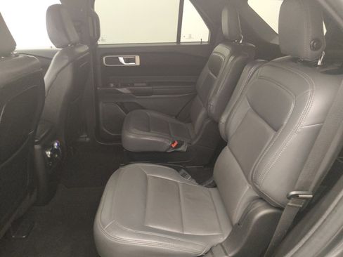 Used 2020 Ford Explorer XLT image 18