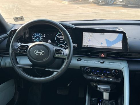 Used 2025 Hyundai Elantra Limited FWD image 18