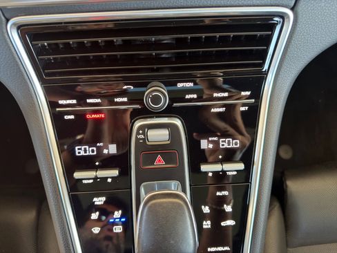 Used 2018 Porsche Panamera 4 image 39