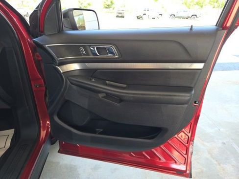 Used 2019 Ford Explorer XLT w/ Equipment Group 202A AWD/4WD image 38